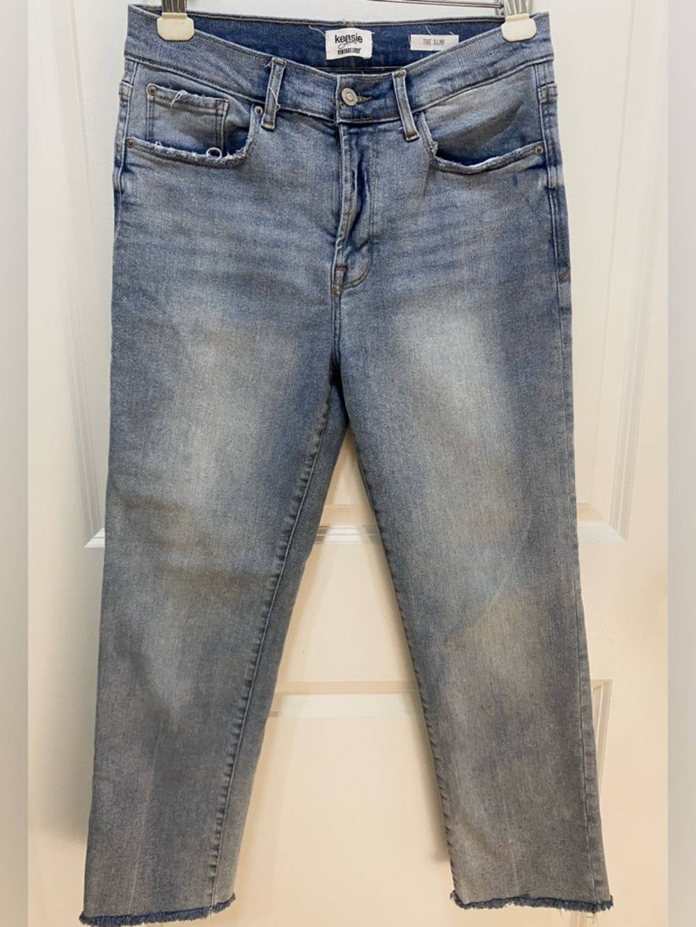 Kensie Women’s Slim Straight cropped Jeans in Light Blue Wash